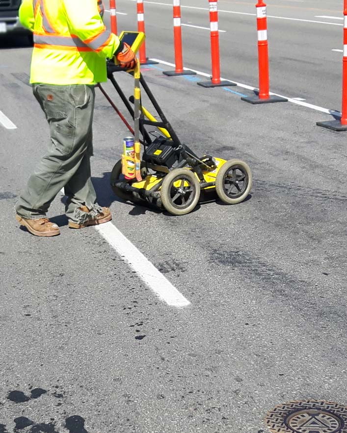 Marque piquetage de réseaux enterrés pour sécuriser un chantier.