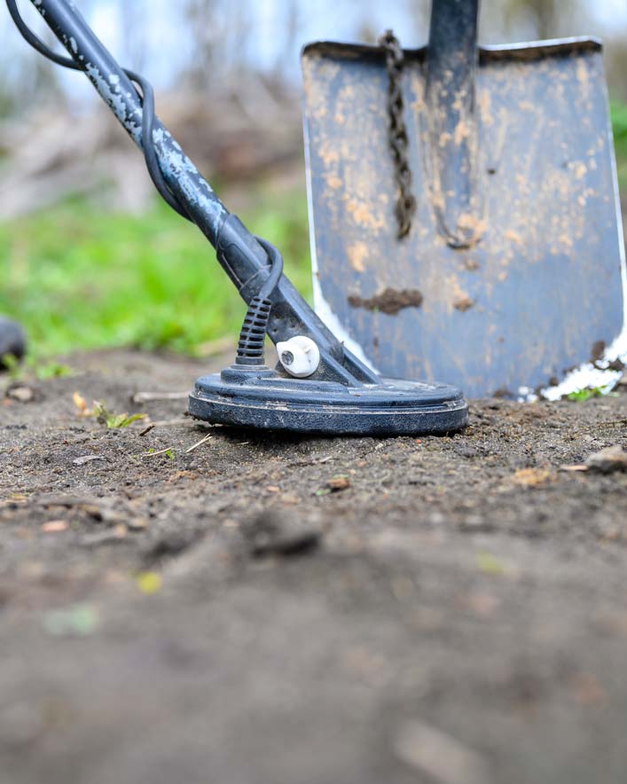 Mise en œuvre de la recherche de canalisation d'eau enterrée avec un détecteur.