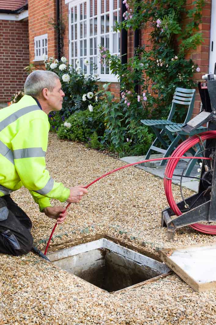 Détection canalisations Gironde : technicien aiguille détectable.