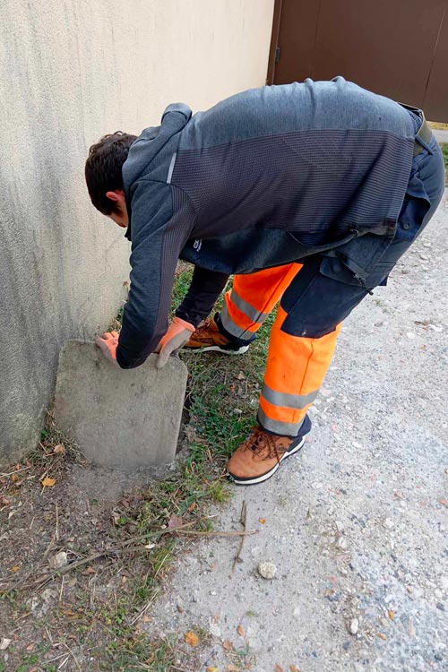 Détection des canalisations à Pessac, technicien sur le terrain.