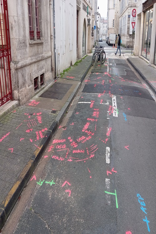 Recherche de réseaux : technicien utilisant un détecteur de réseaux sur chantier urbain.