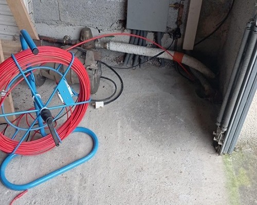 Devis détection canalisations enterrées prix : méthode aiguille avec sonde détectable.