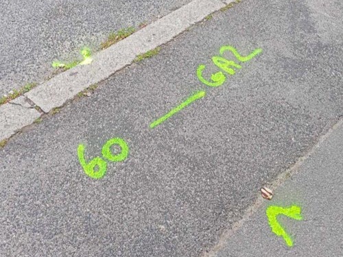 Marquage-piquetage avant travaux : matérialisation d'un réseau de gaz au sol.