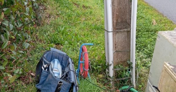 Comment detecter un cable telephonique enterre : installation fibre optique dans regard France Télécom avec fourreau vert.