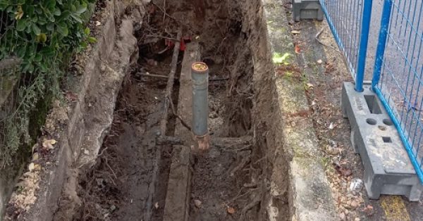 detection-tuyau-enterre-tranchee Détection tuyau enterré, technicien utilisant un générateur de signal pour tracer une fuite sur une canalisation d’eau potable.