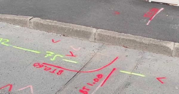 Diagnostic avant travaux obligatoire : ouvrier effectuant un marquage-piquetage avant chantier pour repérage de réseaux enterrés.