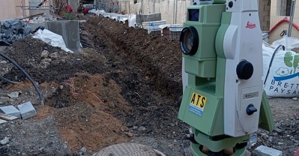 Géoréférencement des réseaux : vue d’un plan DWG géoréférencé superposé à un fond de carte satellite dans QGIS.