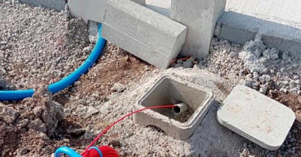 Installer la fibre optique dans une maison ou un immeuble pour une connexion internet haut débit.