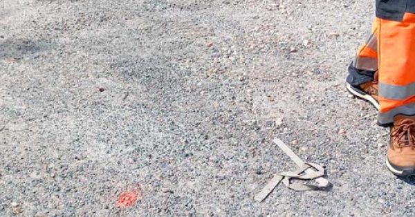 Piquetage, marquages normés pour réseaux souterrains sur un chantier.