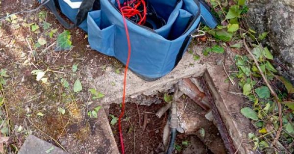 Plan canalisation maison : vue aérienne d’un système d’évacuation des eaux usées et pluviales.