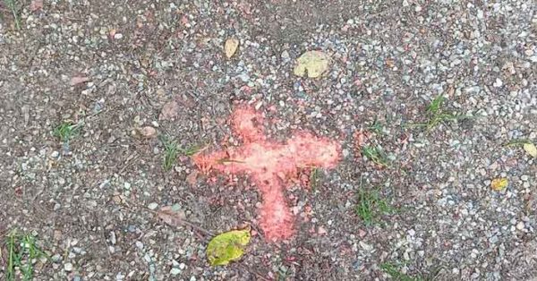 Illustration du débouchage d'un fourreau télécom pour installation de fibre optique.