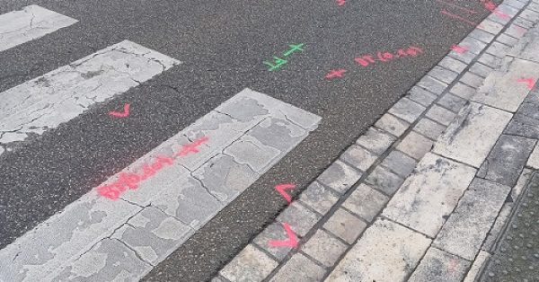 Recherche câble électrique enterré, détecteur de câble électrique en action sur un chantier résidentiel.